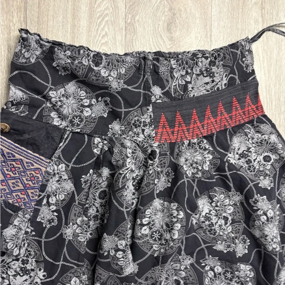 Black and Red Patterned Harem Pants - Picture 4 of 5